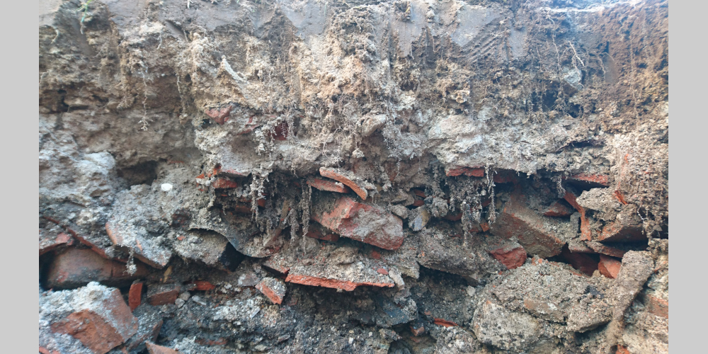 Schichten von altem Bauschutt